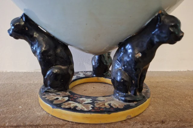 Grande cachepot in maiolica policroma a decoro floreale poggiante su tre pantere – XX secolo — Buono stato