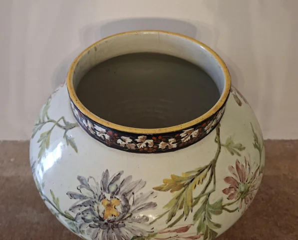 Grande cachepot in maiolica policroma a decoro floreale poggiante su tre pantere – XX secolo — Buono stato