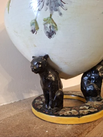 Grande cachepot in maiolica policroma a decoro floreale poggiante su tre pantere – XX secolo — Buono stato