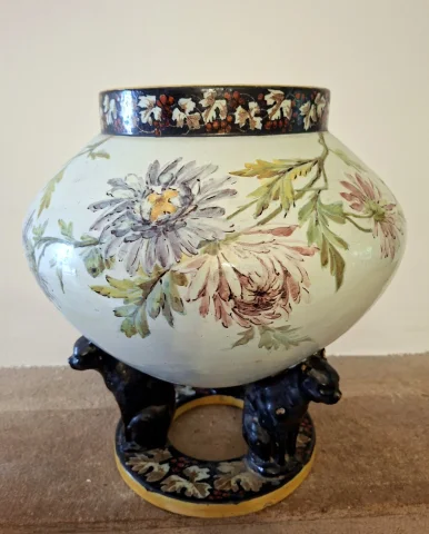Grande cachepot in maiolica policroma a decoro floreale poggiante su tre pantere – XX secolo — Buono stato