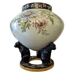 Grande cachepot in maiolica policroma a decoro floreale poggiante su tre pantere – XX secolo