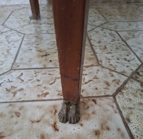 Table guéridon Empire en acajou à dessus marbre noir et bronzes dorés, début XIXe siècle — Bon état