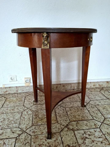Table guéridon Empire en acajou à dessus marbre noir et bronzes dorés, début XIXe siècle — Bon état