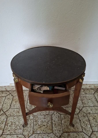 Table guéridon Empire en acajou à dessus marbre noir et bronzes dorés, début XIXe siècle — Bon état