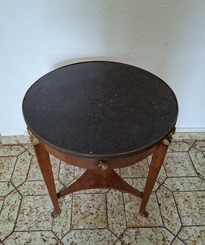 Table guéridon Empire en acajou à dessus marbre noir et bronzes dorés, début XIXe siècle — Bon état