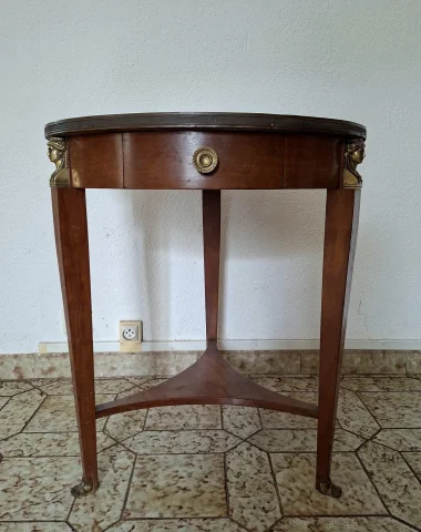 Table guéridon Empire en acajou à dessus marbre noir et bronzes dorés, début XIXe siècle — Bon état