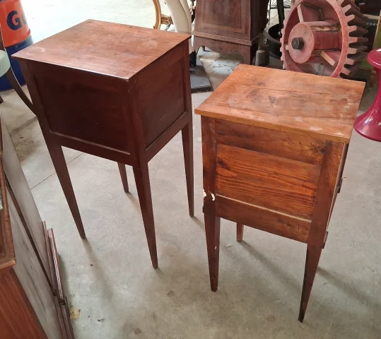Pair of Louis XVI period bedside tables in walnut — Good condition