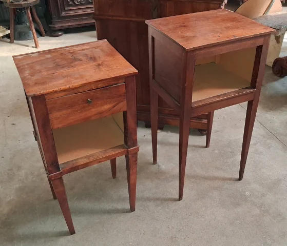 Pair of Louis XVI period bedside tables in walnut — Good condition