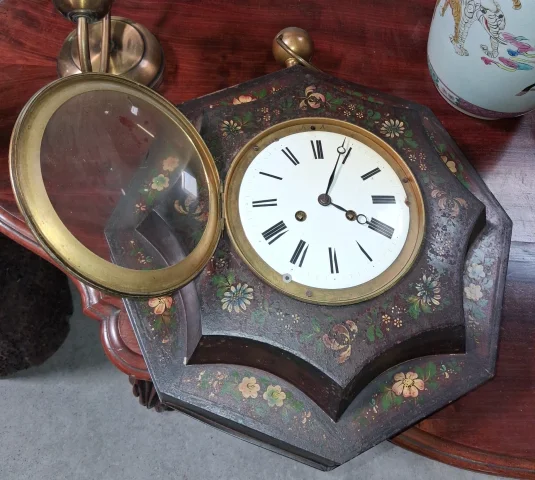 Horloge murale octogonale peinte aux fleurs époque Napoléon III — Bon état