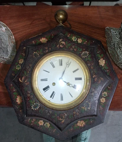 Horloge murale octogonale peinte aux fleurs époque Napoléon III — Bon état
