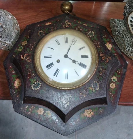 Horloge murale octogonale peinte aux fleurs époque Napoléon III — Bon état