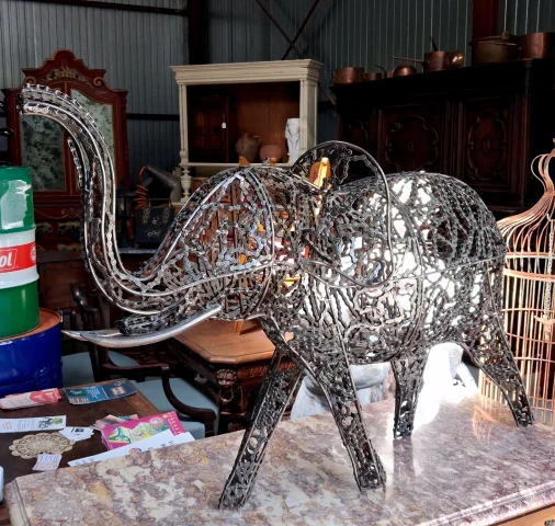 Elefante in catene di bicicletta saldate – Scultura contemporanea in metallo riciclato — Buono stato