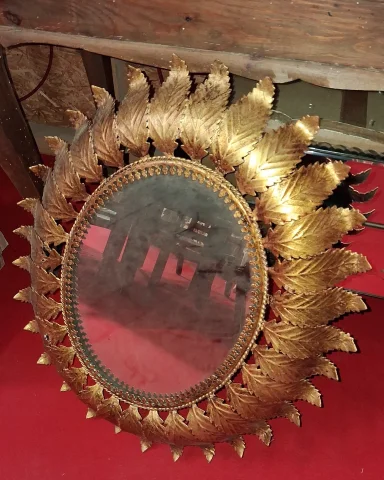 Sunburst mirror in gilt metal with leaf decoration — Good condition