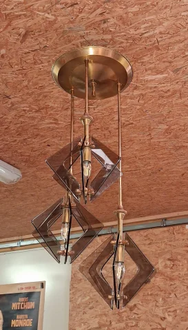 Design-Hängeleuchte aus Messing und Rauchglas – 1970er Jahre — Guter Zustand