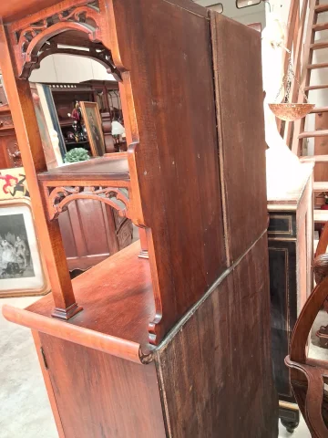 Étagère-vitrine japonisante Art Nouveau en acajou et nacre

新艺术风格日本主义风格红木与珍珠母镶嵌陈列架 — 良好