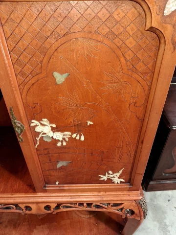 Étagère-vitrine japonisante Art Nouveau en acajou et nacre

新艺术风格日本主义风格红木与珍珠母镶嵌陈列架 — 良好