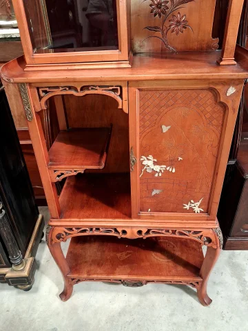 Étagère-vitrine japonisante Art Nouveau en acajou et nacre

新艺术风格日本主义风格红木与珍珠母镶嵌陈列架 — 良好