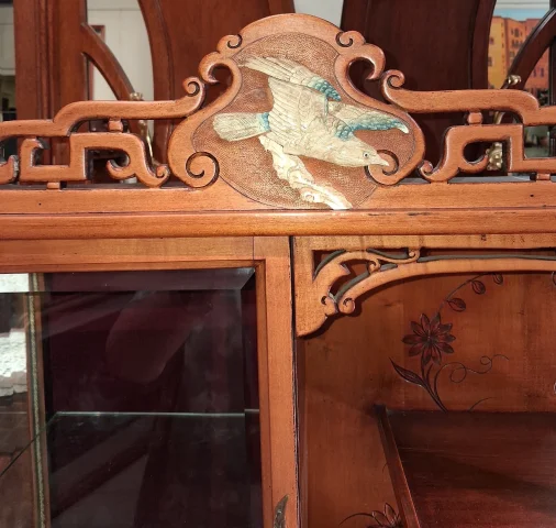 Étagère-vitrine japonisante Art Nouveau en acajou et nacre

新艺术风格日本主义风格红木与珍珠母镶嵌陈列架 — 良好
