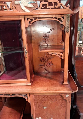 Étagère-vitrine japonisante Art Nouveau en acajou et nacre

新艺术风格日本主义风格红木与珍珠母镶嵌陈列架 — 良好