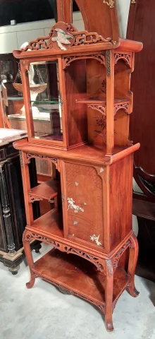 Étagère-vitrine japonisante Art Nouveau en acajou et nacre

新艺术风格日本主义风格红木与珍珠母镶嵌陈列架 — 良好