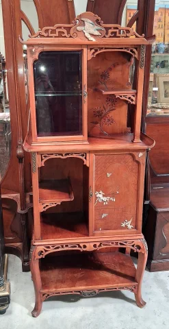 Étagère-vitrine japonisante Art Nouveau en acajou et nacre

新艺术风格日本主义风格红木与珍珠母镶嵌陈列架 — 良好