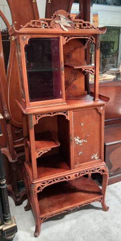 Étagère-vitrine japonisante Art Nouveau en acajou et nacre

新艺术风格日本主义风格红木与珍珠母镶嵌陈列架 — 良好
