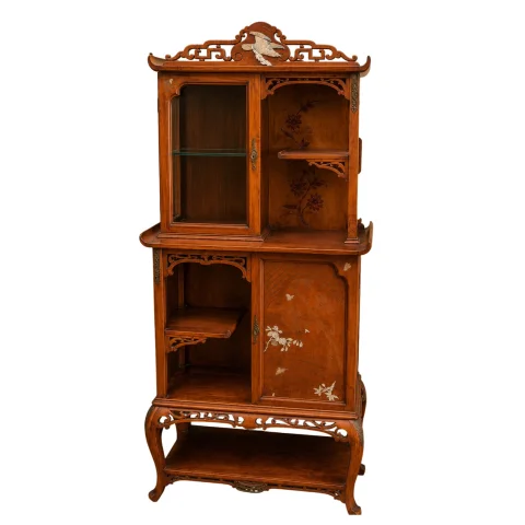 Étagère-vitrine japonisante Art Nouveau en acajou et nacre

新艺术风格日本主义风格红木与珍珠母镶嵌陈列架 — 良好