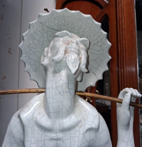 Grande statua Art Nouveau in ceramica craquelé e legno dorato — Buono stato
