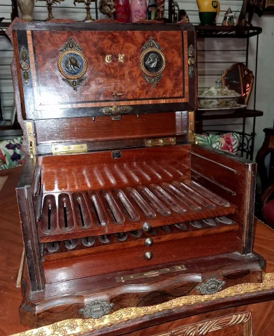 Cigar cabinet / Cigar box in burl wood and decorative bronze — Good condition