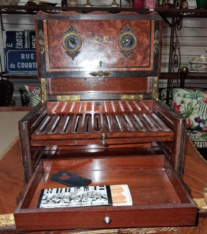 Cigar cabinet / Cigar box in burl wood and decorative bronze — Good condition