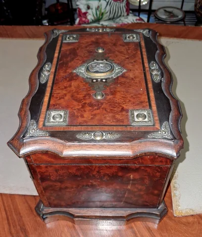 Cigar cabinet / Cigar box in burl wood and decorative bronze — Good condition