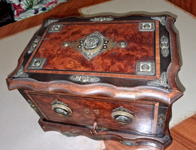 Cigar cabinet / Cigar box in burl wood and decorative bronze — Good condition