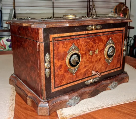 Cigar cabinet / Cigar box in burl wood and decorative bronze — Good condition