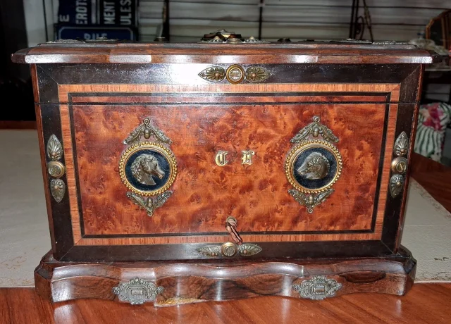 Cigar cabinet / Cigar box in burl wood and decorative bronze — Good condition