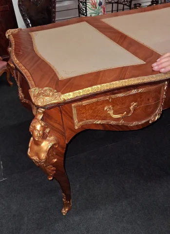Grand bureau plat de style Luis XV — Buen estado