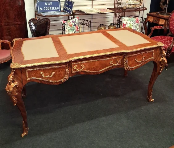 Grand bureau plat de style Luis XV — Buen estado