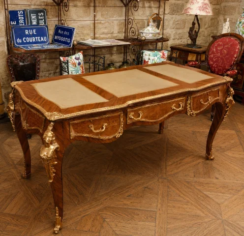 Grand bureau plat de style Luis XV — Buen estado