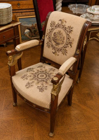 Fauteuil uit de Empire-periode in mahonie met Egyptische koppen, begin 19e eeuw — Goede staat