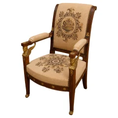 Fauteuil uit de Empire-periode in mahonie met Egyptische koppen, begin 19e eeuw