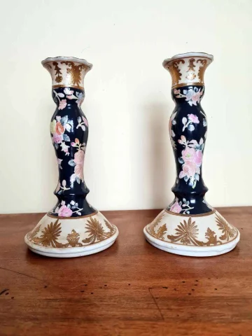 triptyque Japonisant comprenant 1 cache pot et ses 2 bougeoirs en porcelaine à décors floraux vers 1880-1900 — Bon état