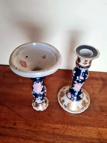 triptyque Japonisant comprenant 1 cache pot et ses 2 bougeoirs en porcelaine à décors floraux vers 1880-1900 — Bon état