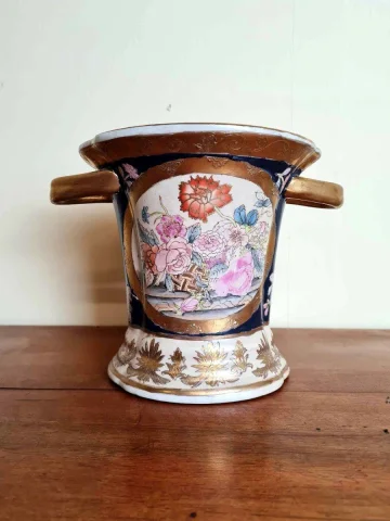triptyque Japonisant comprenant 1 cache pot et ses 2 bougeoirs en porcelaine à décors floraux vers 1880-1900 — Bon état