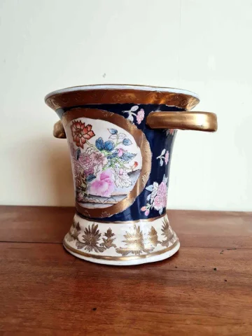 triptyque Japonisant comprenant 1 cache pot et ses 2 bougeoirs en porcelaine à décors floraux vers 1880-1900 — Bon état
