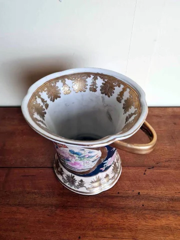 triptyque Japonisant comprenant 1 cache pot et ses 2 bougeoirs en porcelaine à décors floraux vers 1880-1900 — Bon état