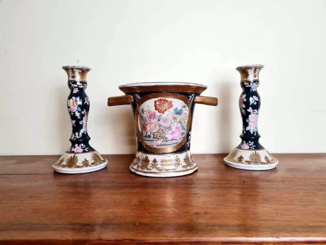 triptyque Japonisant comprenant 1 cache pot et ses 2 bougeoirs en porcelaine à décors floraux vers 1880-1900 — Bon état