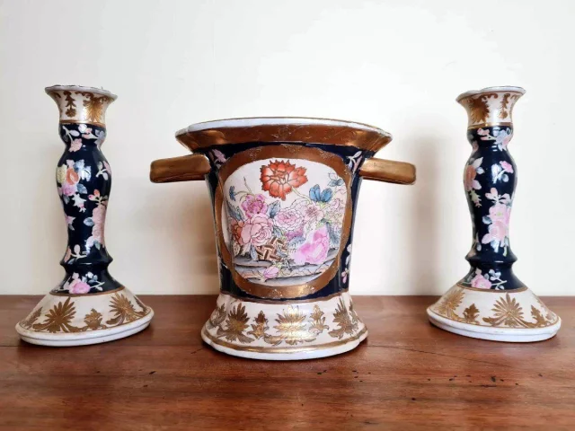 triptyque Japonisant comprenant 1 cache pot et ses 2 bougeoirs en porcelaine à décors floraux vers 1880-1900 — Bon état