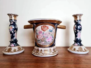 triptyque Japonisant comprenant 1 cache pot et ses 2 bougeoirs en porcelaine à décors floraux vers 1880-1900