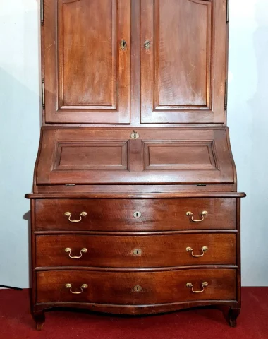 Geschweifte Louis-XV-Kabinettkommode mit Sekretär, Region Franche-Comté, Nussbaum, circa 1750 — Guter Zustand