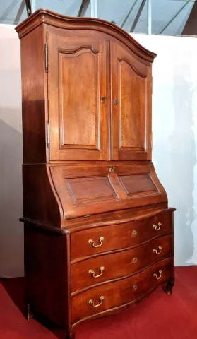 Geschweifte Louis-XV-Kabinettkommode mit Sekretär, Region Franche-Comté, Nussbaum, circa 1750 — Guter Zustand