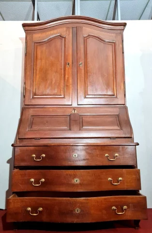 Geschweifte Louis-XV-Kabinettkommode mit Sekretär, Region Franche-Comté, Nussbaum, circa 1750 — Guter Zustand